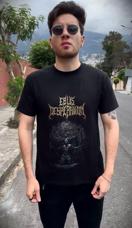 Adri vistiendo la camiseta oficial